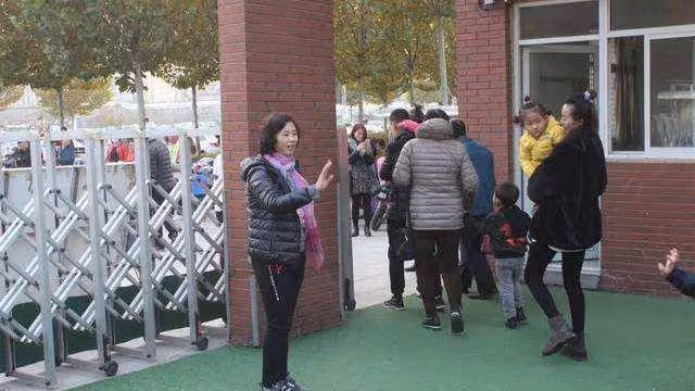 孩子發燒妻子忙著打牌,丈夫給她一巴掌,妻子反駁:我不是他親媽
