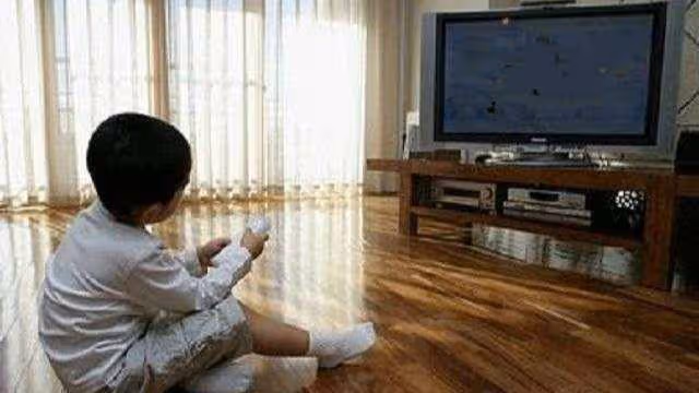 孩子發燒妻子忙著打牌,丈夫給她一巴掌,妻子反駁:我不是他親媽