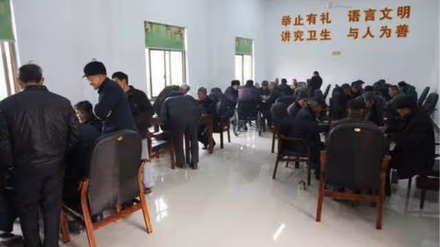 孩子發燒妻子忙著打牌,丈夫給她一巴掌,妻子反駁:我不是他親媽