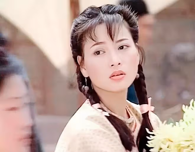劉愷威爸爸為51歲女星慶祝生日,兩人手拉手唱歌,摟肩合影顯親密