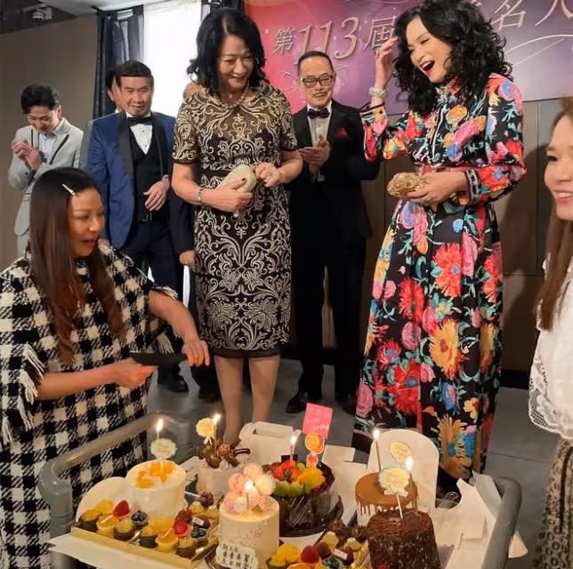 劉愷威爸爸為51歲女星慶祝生日,兩人手拉手唱歌,摟肩合影顯親密