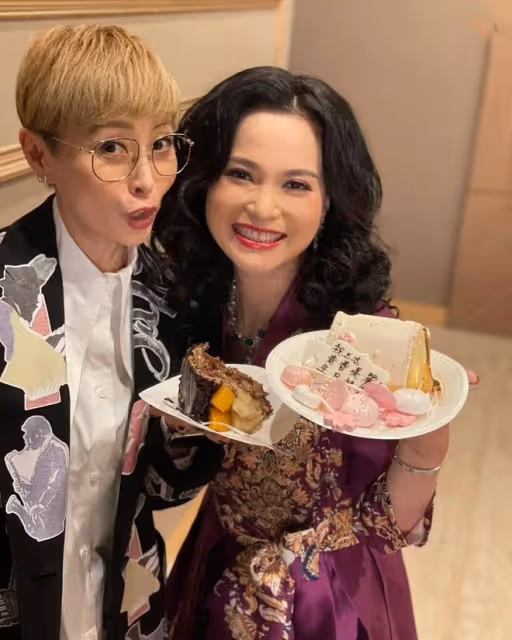 劉愷威爸爸為51歲女星慶祝生日,兩人手拉手唱歌,摟肩合影顯親密