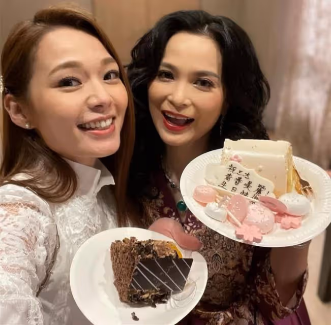 劉愷威爸爸為51歲女星慶祝生日,兩人手拉手唱歌,摟肩合影顯親密