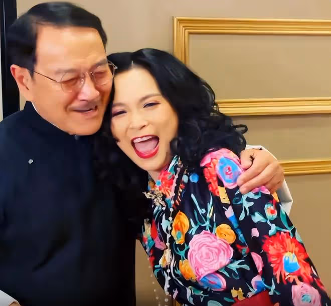 劉愷威爸爸為51歲女星慶祝生日，兩人手拉手唱歌，摟肩合影顯親密