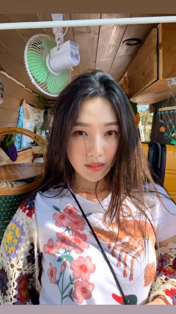 朴秀榮JOY曬美照，慶solo一周年，夏日果汁美貌，陽光下的大長腿