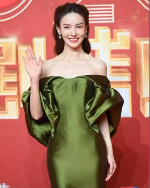 被30+的金晨美到了!褲裝外面加裙子,網贊:一般人駕馭不了