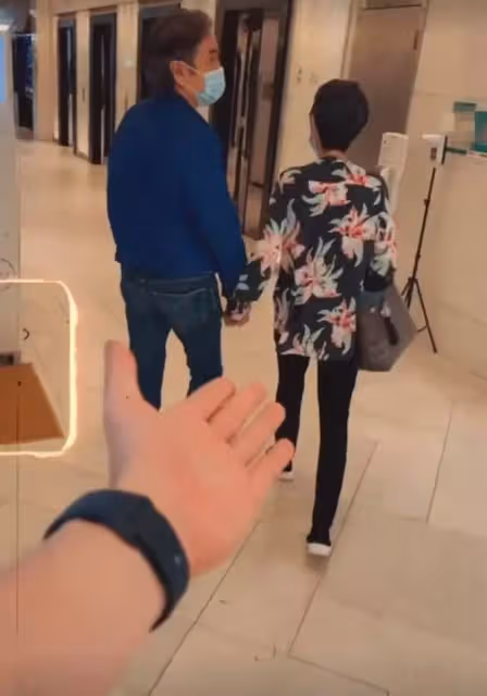 姜大衛一家出行照曝光!與妻子十指緊扣太恩愛,曹永廉子女罕露面像外公