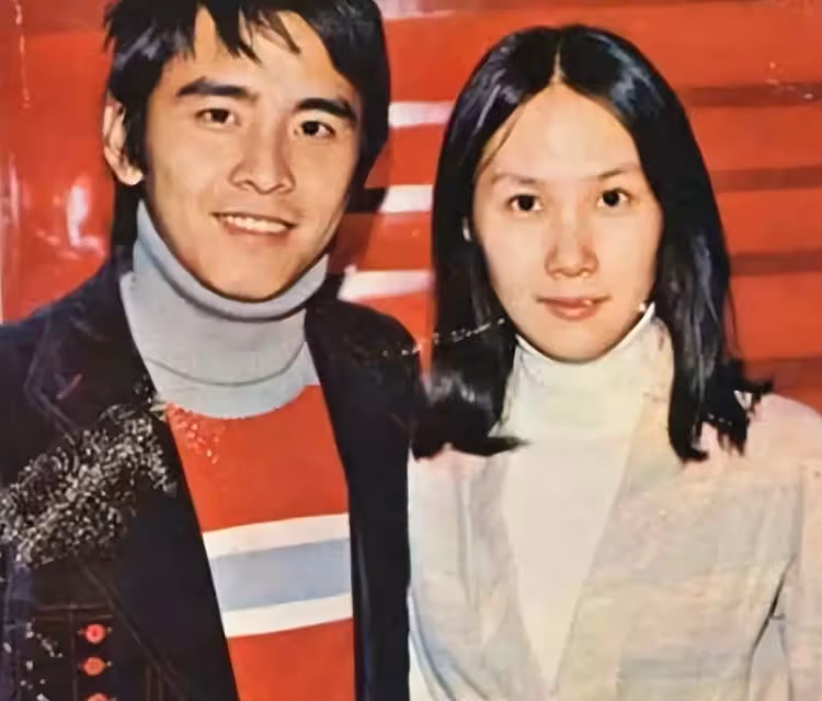 姜大衛一家出行照曝光!與妻子十指緊扣太恩愛,曹永廉子女罕露面像外公