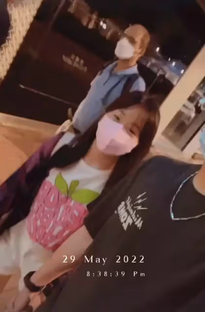 姜大衛一家出行照曝光！與妻子十指緊扣太恩愛，曹永廉子女罕露面像外公