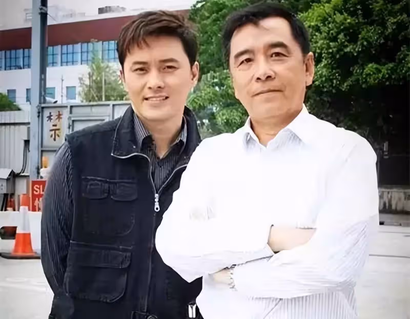 姜大衛一家出行照曝光！與妻子十指緊扣太恩愛，曹永廉子女罕露面像外公