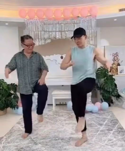李立群解封后與劉畊宏連夜見面,學跳操同手同腳,多人聚餐太熱鬧