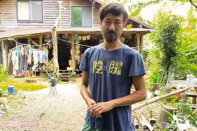 日本這位前演藝圈帥哥與妻女深居山林,如今還在城市裡打工