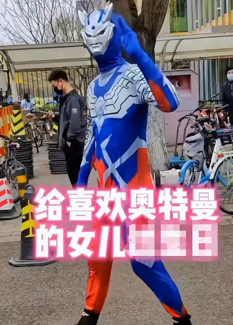 陳佩斯兒子接娃放學，一旁妻子高挑精緻似超模，女兒學費一年24萬
