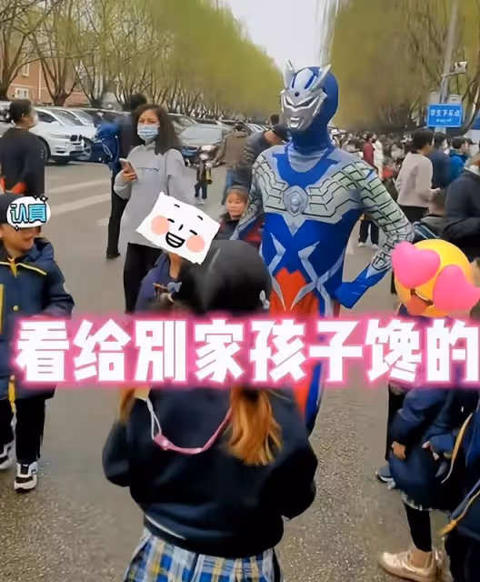 陳佩斯兒子接娃放學，一旁妻子高挑精緻似超模，女兒學費一年24萬