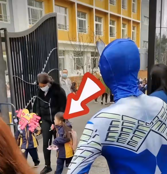 陳佩斯兒子接娃放學，一旁妻子高挑精緻似超模，女兒學費一年24萬