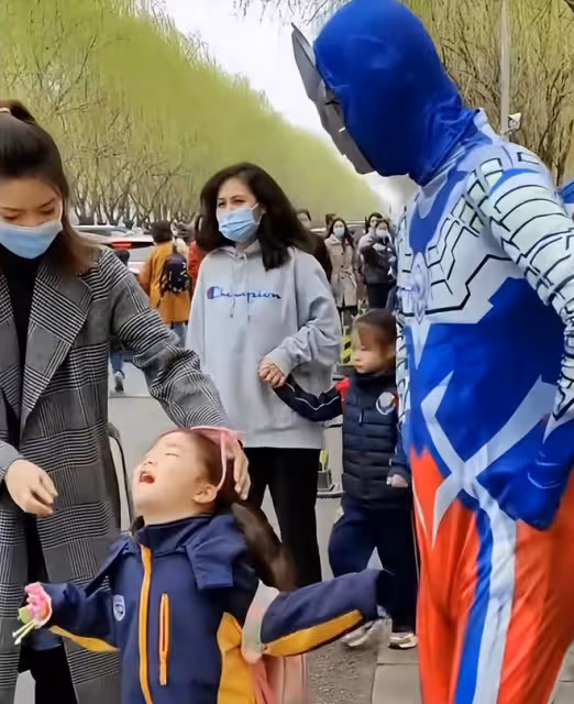 陳佩斯兒子接娃放學，一旁妻子高挑精緻似超模，女兒學費一年24萬