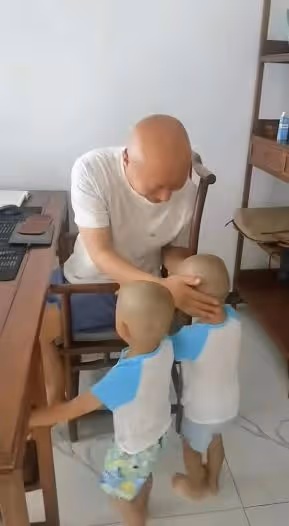 陳佩斯兒子接娃放學,一旁妻子高挑精緻似超模,女兒學費一年24萬