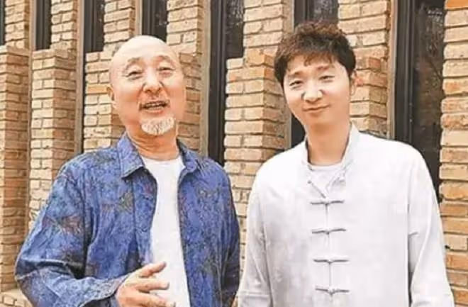 陳佩斯兒子接娃放學,一旁妻子高挑精緻似超模,女兒學費一年24萬