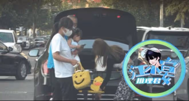 曝釋小龍已結婚生子，女兒被保姆緊抱手中，妻子隨行身材凹凸有致