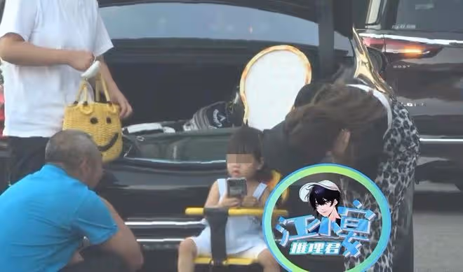 曝釋小龍已結婚生子，女兒被保姆緊抱手中，妻子隨行身材凹凸有致