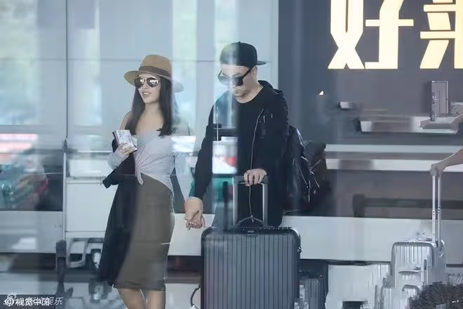 曝釋小龍已結婚生子，女兒被保姆緊抱手中，妻子隨行身材凹凸有致