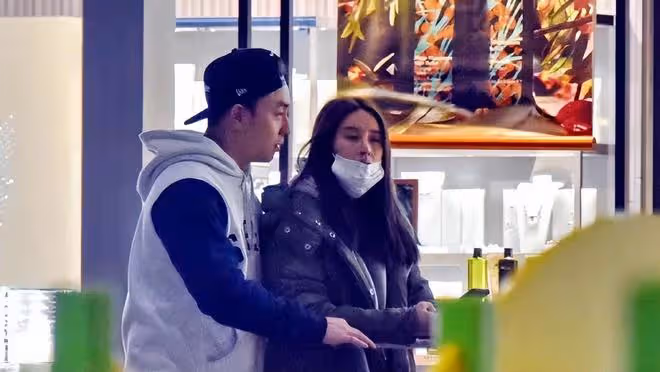 曝釋小龍已結婚生子，女兒被保姆緊抱手中，妻子隨行身材凹凸有致