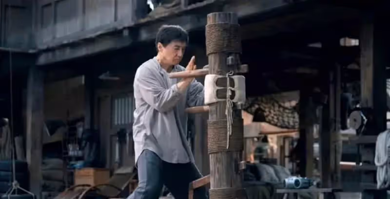 68歲成龍演武師,58歲甄子丹演喬峰,香港功夫片還靠老年人撐著