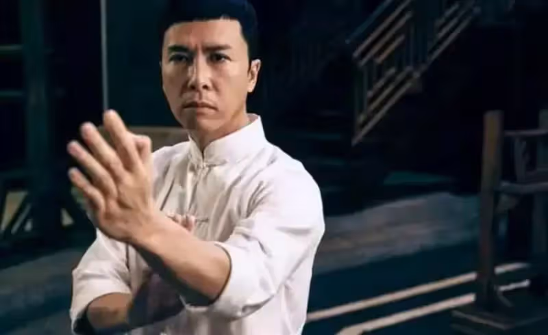 68歲成龍演武師,58歲甄子丹演喬峰,香港功夫片還靠老年人撐著