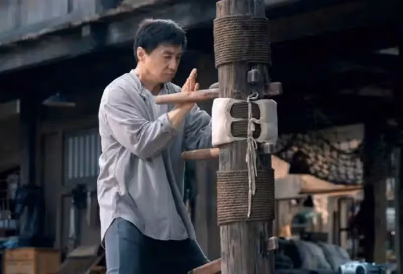 68歲成龍演武師,58歲甄子丹演喬峰,香港功夫片還靠老年人撐著