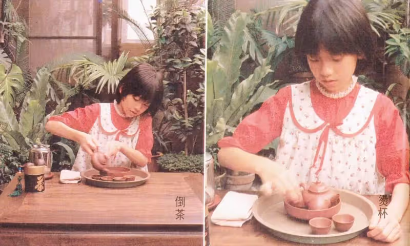 47歲林志玲曬童年泡茶照!粉色裙子顯「小臉」更加精緻,動作優雅十分老練,網友:志玲姐姐從小美到大