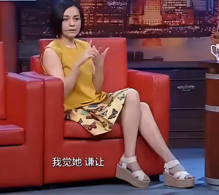 47歲林志玲曬童年泡茶照!粉色裙子顯「小臉」更加精緻,動作優雅十分老練,網友:志玲姐姐從小美到大