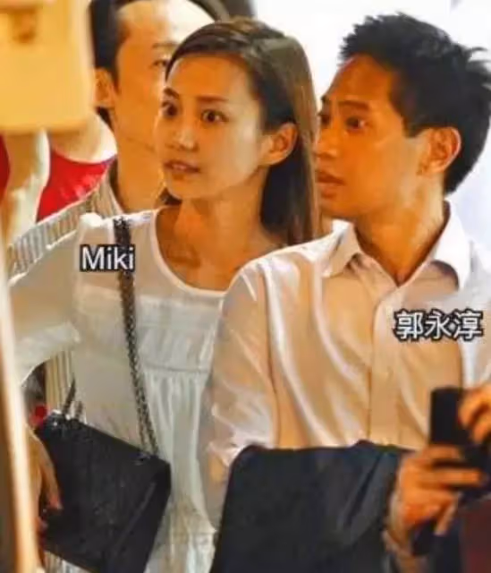 結婚8年瘦到22kg,被掃地出門的伍智恆,嫁入豪門後到底經歷了什麼,網感歎:闊太難當,你要自強!