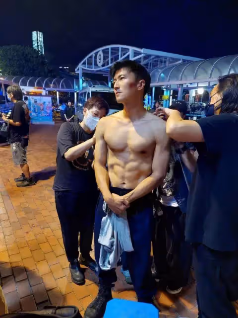 41歲謝霆鋒半裸亮相秀身材,八塊腹肌清晰可見,網友:秒殺小鮮肉