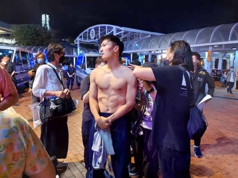 41歲謝霆鋒半裸亮相秀身材,八塊腹肌清晰可見,網友:秒殺小鮮肉