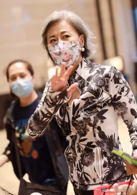 葉倩文回酒店被拍，又紋眉又穿緊身衣，雖不染白髮但還是愛漂亮！