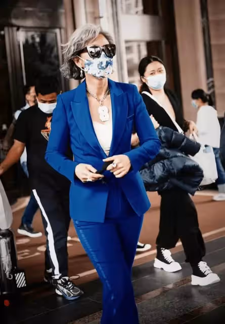 葉倩文回酒店被拍，又紋眉又穿緊身衣，雖不染白髮但還是愛漂亮！