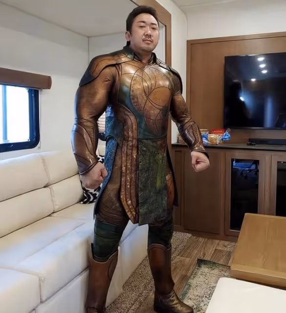 小貓咪嚇到模糊！馬東錫超壯手臂比臉還大好驚人，是亞洲巨石強森