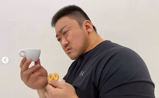 小貓咪嚇到模糊！馬東錫超壯手臂比臉還大好驚人，是亞洲巨石強森