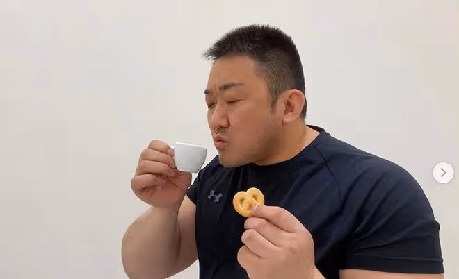 小貓咪嚇到模糊！馬東錫超壯手臂比臉還大好驚人，是亞洲巨石強森