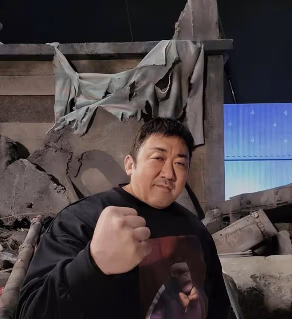 小貓咪嚇到模糊！馬東錫超壯手臂比臉還大好驚人，是亞洲巨石強森
