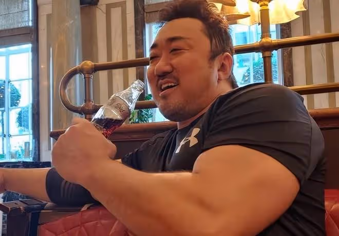 小貓咪嚇到模糊！馬東錫超壯手臂比臉還大好驚人，是亞洲巨石強森