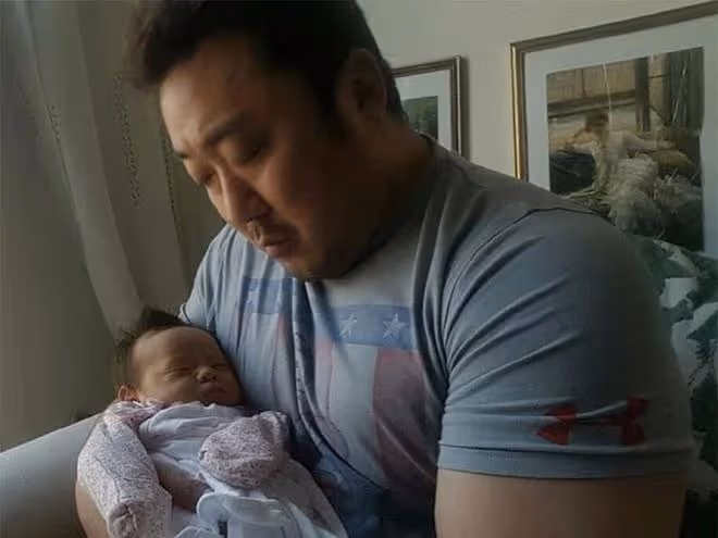 小貓咪嚇到模糊！馬東錫超壯手臂比臉還大好驚人，是亞洲巨石強森