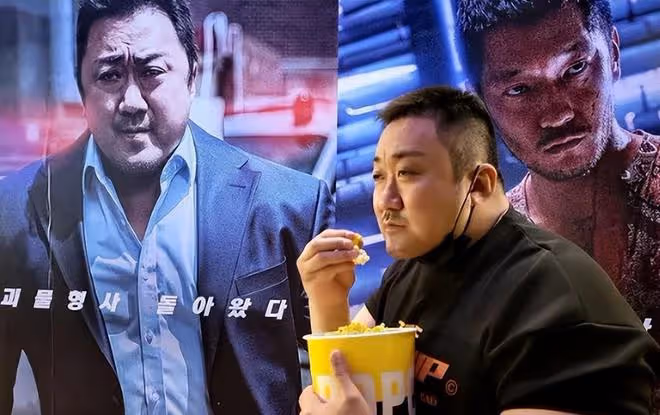 小貓咪嚇到模糊！馬東錫超壯手臂比臉還大好驚人，是亞洲巨石強森
