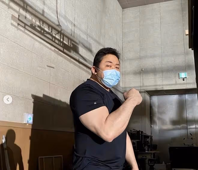 小貓咪嚇到模糊！馬東錫超壯手臂比臉還大好驚人，是亞洲巨石強森