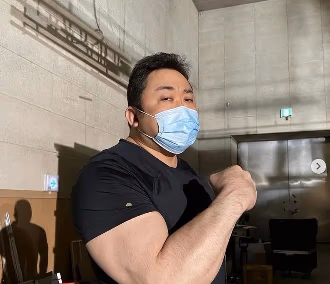 小貓咪嚇到模糊！馬東錫超壯手臂比臉還大好驚人，是亞洲巨石強森