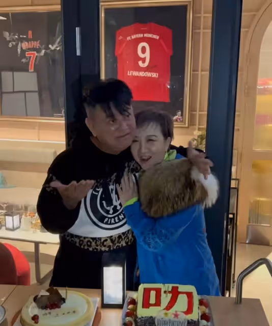黃金配角陳百祥！曾破產4次丟上億家產「當紅古典美人妻」始終相伴不離，恩愛生活41年
