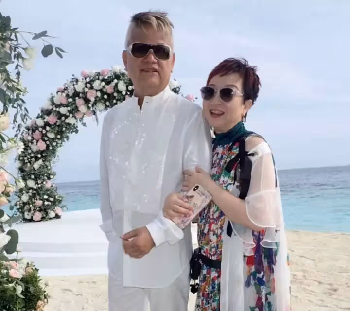黃金配角陳百祥！曾破產4次丟上億家產「當紅古典美人妻」始終相伴不離，恩愛生活41年