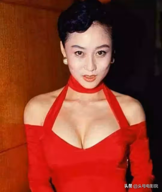 讓66歲賭王一見鍾情，李連杰拋妻棄女送20億財產，60歲近照曝光：她究竟有多美？