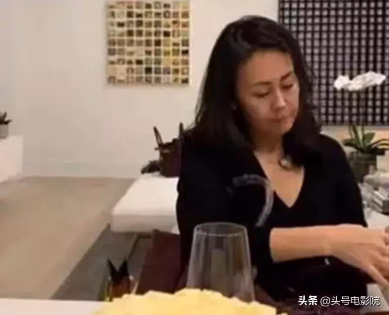 讓66歲賭王一見鍾情，李連杰拋妻棄女送20億財產，60歲近照曝光：她究竟有多美？