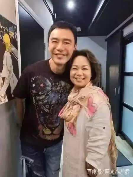 鍾鎮濤4個兒女曝光,前妻生的兩個顏值差別大,兒子比68歲爸還老~
